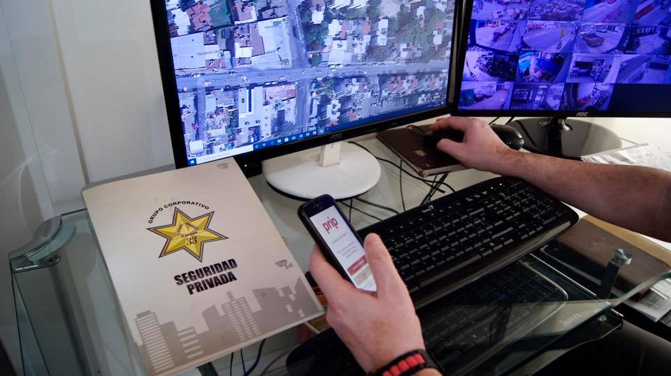 Operadores monitoreando